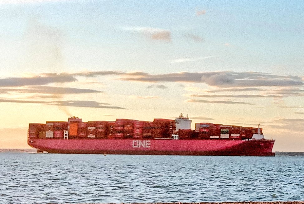 exxxsisst's tweet photo. ONE Frontier #OceanNetworkExpress #magentanotpink #containership #photography #ship
#shipping #maritime https://t.co/DjWReBXvpR