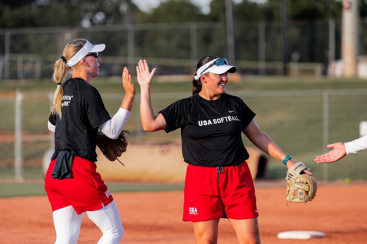 USASoftballWNT's tweet photo. 𝗟𝗲𝘁'𝘀 𝗴𝗲𝘁 𝘁𝗼 𝘄𝗼𝗿𝗸 💥

Team USA has officially arrived in OKC for the #InternationalCup! Action starts Thursday! 

📄 𝐑𝐄𝐀𝐃 𝐌𝐎𝐑𝐄: https://t.co/47gaFcc0yH https://t.co/0AOD2w7Hsv