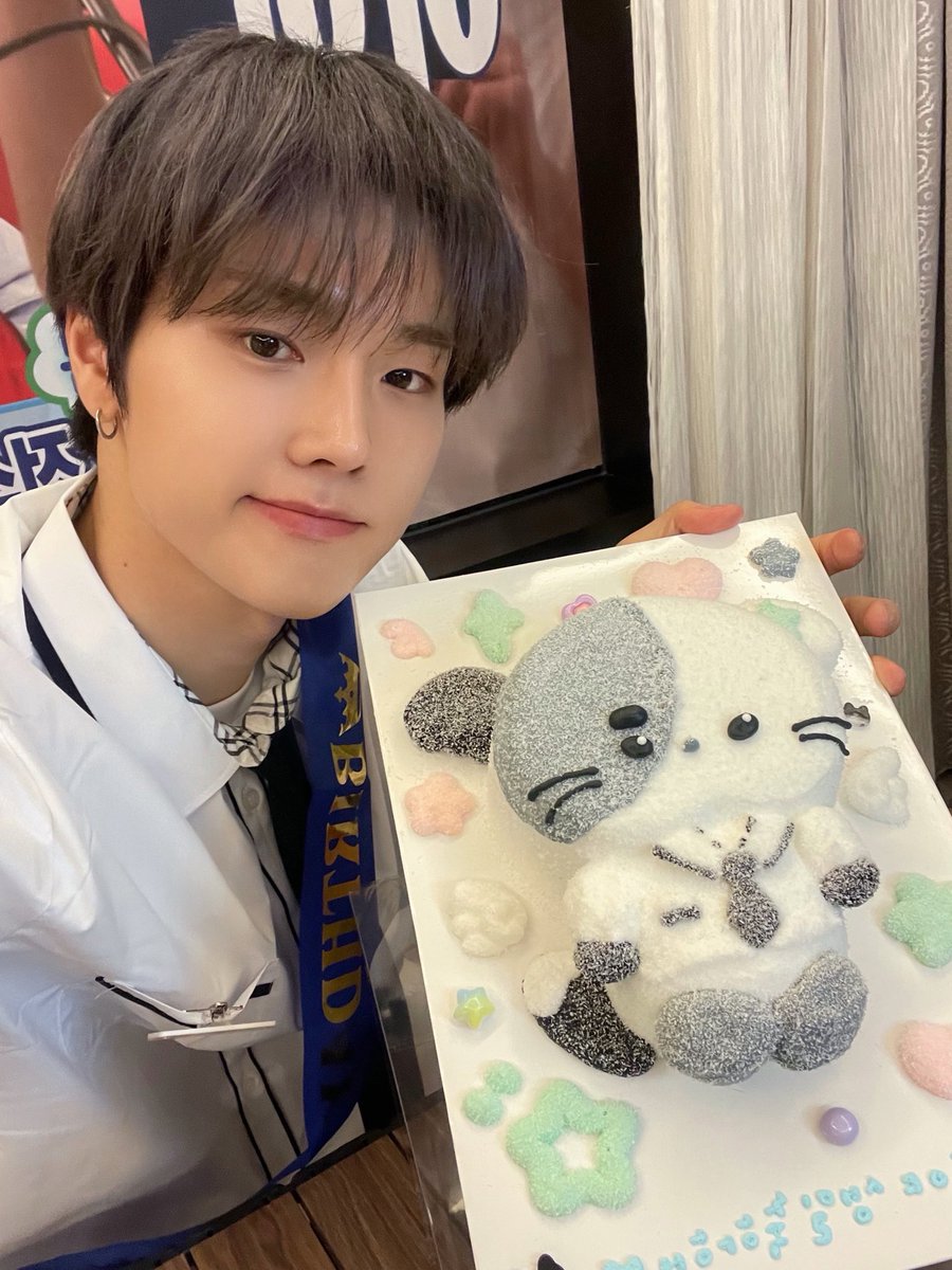 kimjunqsu's tweet photo. another birthday, another precious memory to keep. the cake was almost too cute to eat and heartfelt thanks for preparing such a wonderful surprise. https://t.co/xaBvdmfuxB