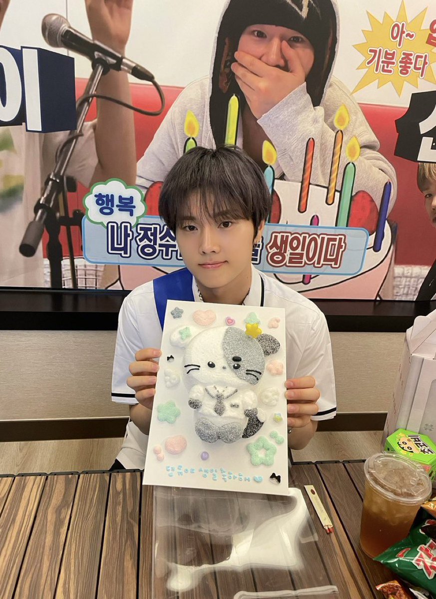 kimjunqsu's tweet photo. another birthday, another precious memory to keep. the cake was almost too cute to eat and heartfelt thanks for preparing such a wonderful surprise. https://t.co/xaBvdmfuxB