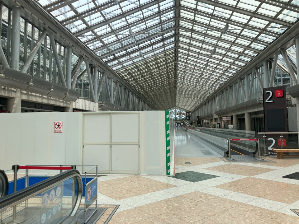 T_Bigsight's tweet photo. 現在、東展示棟の≪ガレリア１階、２階≫の
通路幅が一部狭くなっております🙇‍♀️
ご通行の際は、足元にご注意ください。

#東京ビッグサイト https://t.co/wcbQazp9Uw