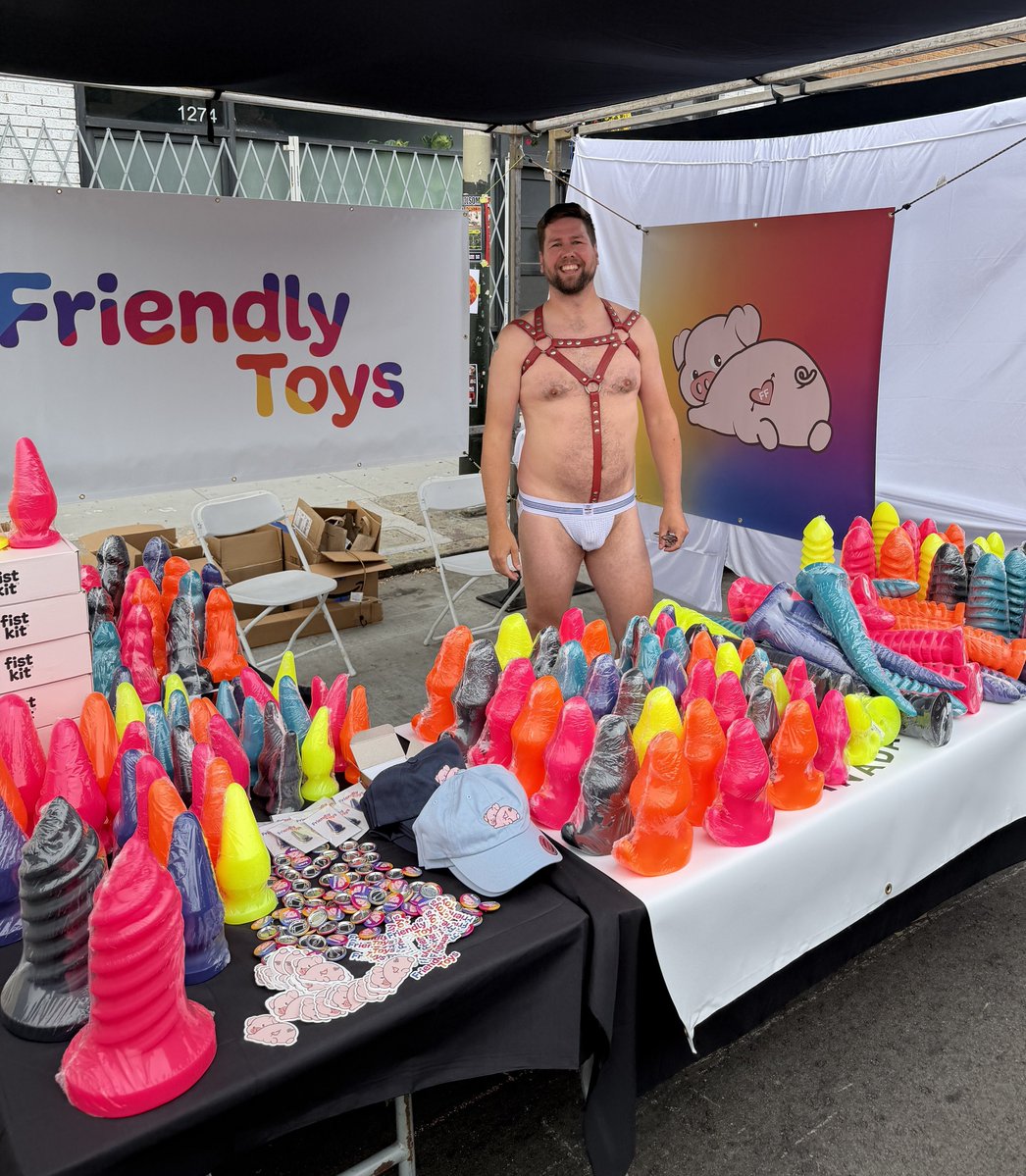 FriendlyToysCo's tweet photo. We had a great time at the Dore Alley Fair this weekend - thank you to everyone who stopped by our booth and said hello!

#UpYourAlley #FolsomStreetFair #FriendlyToys 
@FolsomStEvents https://t.co/iU575ioJSn