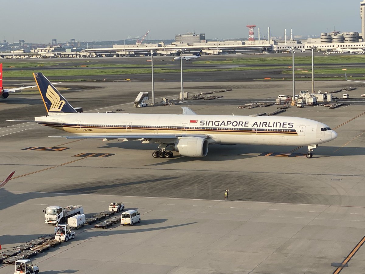 activa763's tweet photo. 羽田空港を出発するシンガポール航空のB777-300ER（9V-SNA）です。手前で手を振るANAグランドスタッフがすてきです

#Singapore #Singaporeairlines #SQ #Haneda ＃シンガポール航空 ＃羽田 #ANA https://t.co/JD6cdaHnIf