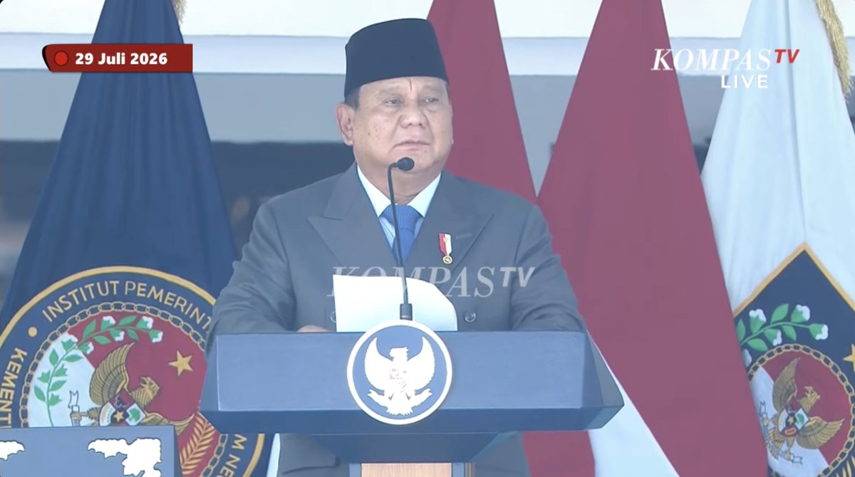 LambeSahamjja's tweet photo. isi yapping prabowo di acara wisuda IPDN:
- sapa menyapa pejabat 5 menit
- saudara saudara sekalian
- kalian ada penerus bangsa
- jaga mandat, jangan sampe ada yang ketahuan korupsi
- kita bangsa yang sangat besar
- negara kita 20x lebih besar dari negara eropa
- tapi hasil kekayaan alam kita di curi ratusan tahun
- maka dari itu saya ingin rakyat kita bisa makan (MBG)
- banyak pemimpin kita yang di adu domba
- nantinya kalian akan bekerja dengan TNI,polri,jaksa, dan pemda
- saya dapat laporan ada yang lulus hari ini anak petani
- berarti tidak ada perbedaan di sini, semuanya bisa
- kita akan negara terkuat no 4 di dunia 20 tahun lagi
- saudara saudara sekalian
- pegang teguh uu 1945
- saya ingin negara kita berdiri diatas kaki sendiri
- tidak di dikte oleh bangsa lain (rating dan survei)
- rakyat harus bisa dapat pekerjaan yang layak dan cukup
- tidak akan ada lagi yang lapar di temui
- tidak ada anak anak yang tidak sekolah
- saya jamin semuanya itu dan itu cita cita kita