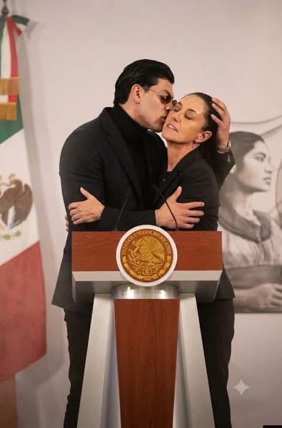 lozanoxaviermx's tweet photo. @PartidoMorenaMx Debería haber debate en la mañanera, no circo. Pero en México se entretienen con la presidenta y sus mañaneras. Ella se ríe de las madres buscadoras… que se aguante que nos riamos de su adoctrinamiento para quien no cuestiona nada. @PartidoMorenaMx https://t.co/JvzXjmYz9U