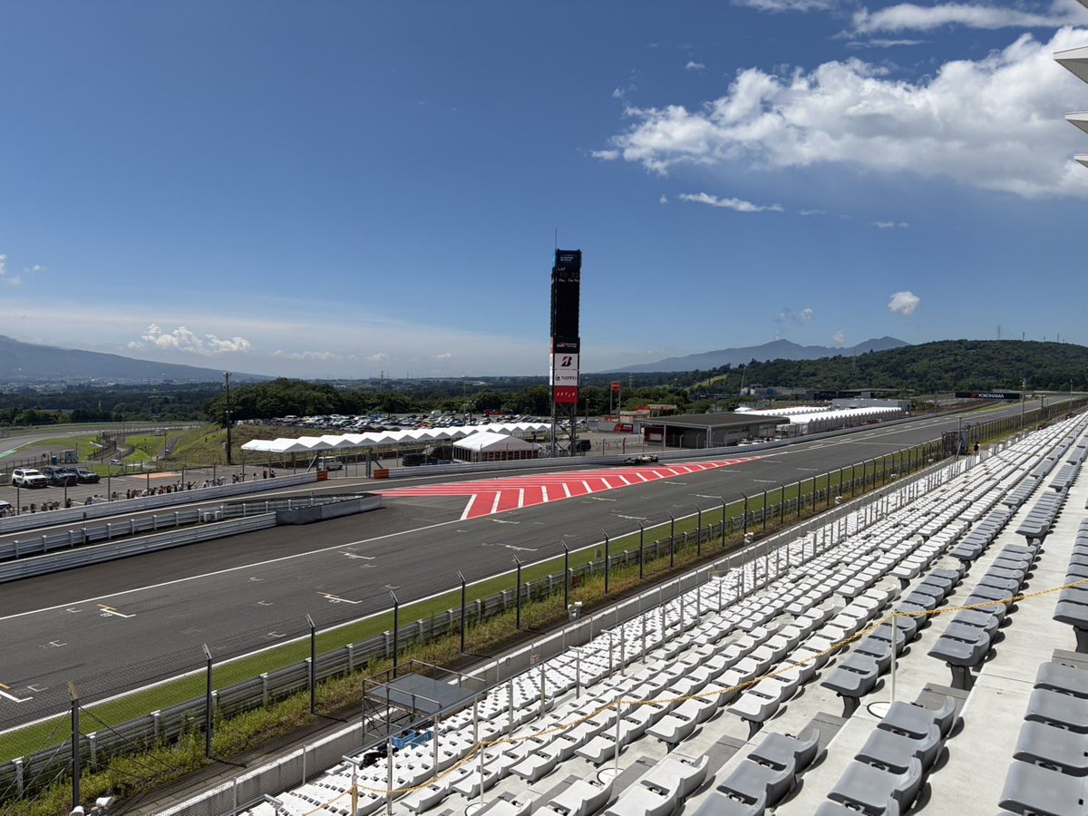 cx_motorsports's tweet photo. TGRハースTPC2日目🏎️💨

#坪井翔 選手午前の走行終了🫷

ミディアムタイヤで1分17秒914⏱️
2日間で最速ですが、体感で気温は30℃超💦
ピットに戻ったタイミングではブロワーでタイヤを冷ますシーンも見られるなど、ベストなアタックコンディションではなさそう…🧐

このあとは #福住仁嶺 選手が走行します👀

#f1fujitv #f1jp #f1 #FOD #f1fujinext