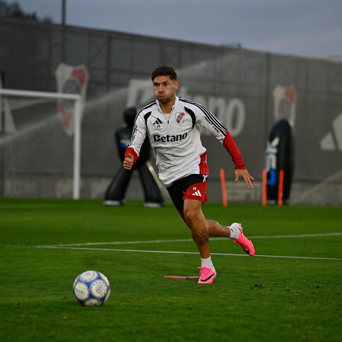 RiverPlate's tweet photo. Mañana 🆚 Gimnasia LP 💪⚽️

#VamosRiver 🤍❤️🤍 https://t.co/Zb7i1OJUqG