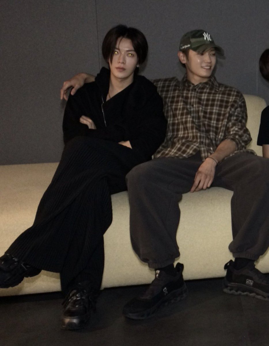 possiboohoo's tweet photo. 95z understood the assignment (must hold yuta) https://t.co/LUH2eujHTe