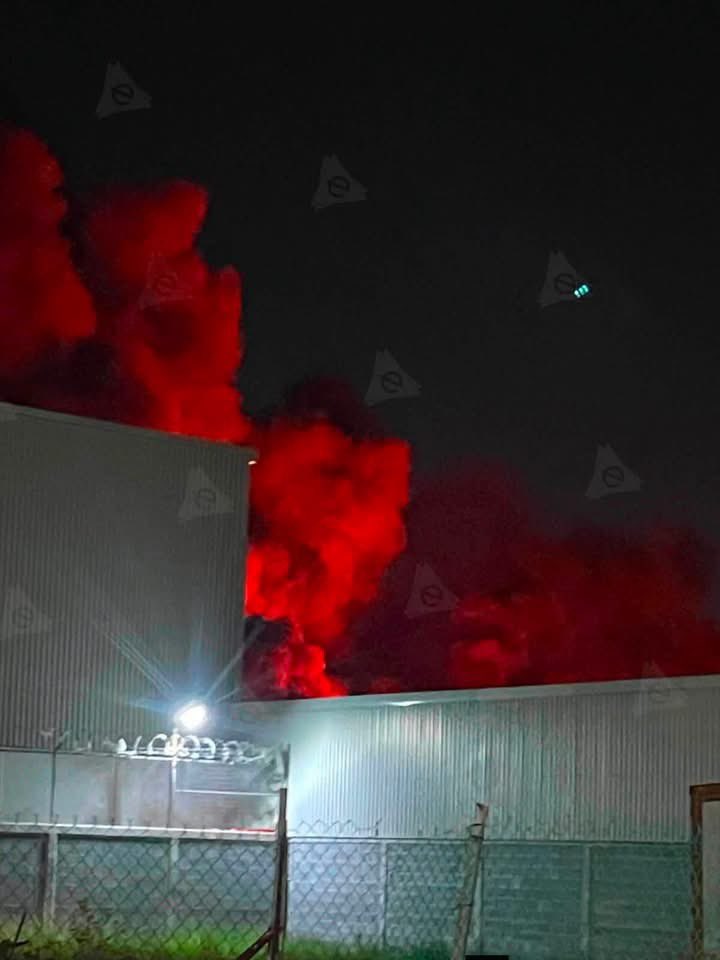 JJDiazMachuca's tweet photo. ¿También se irá PepsiCo de Matamoros, Tamaulipas?

Anoche se quemaron más de 50 camiones de Sabritas en su bodega.

Las autoridades “investigan las causas”… en una ciudad controlada por el Cártel del Golfo, donde el cobro de piso y la inseguridad ya han obligado a cerrar muchos negocios.

Gracias a los gobiernos Federal, Estatal y Municipal por no dar seguridad.

¿Cuántos empleos más tienen que perderse?