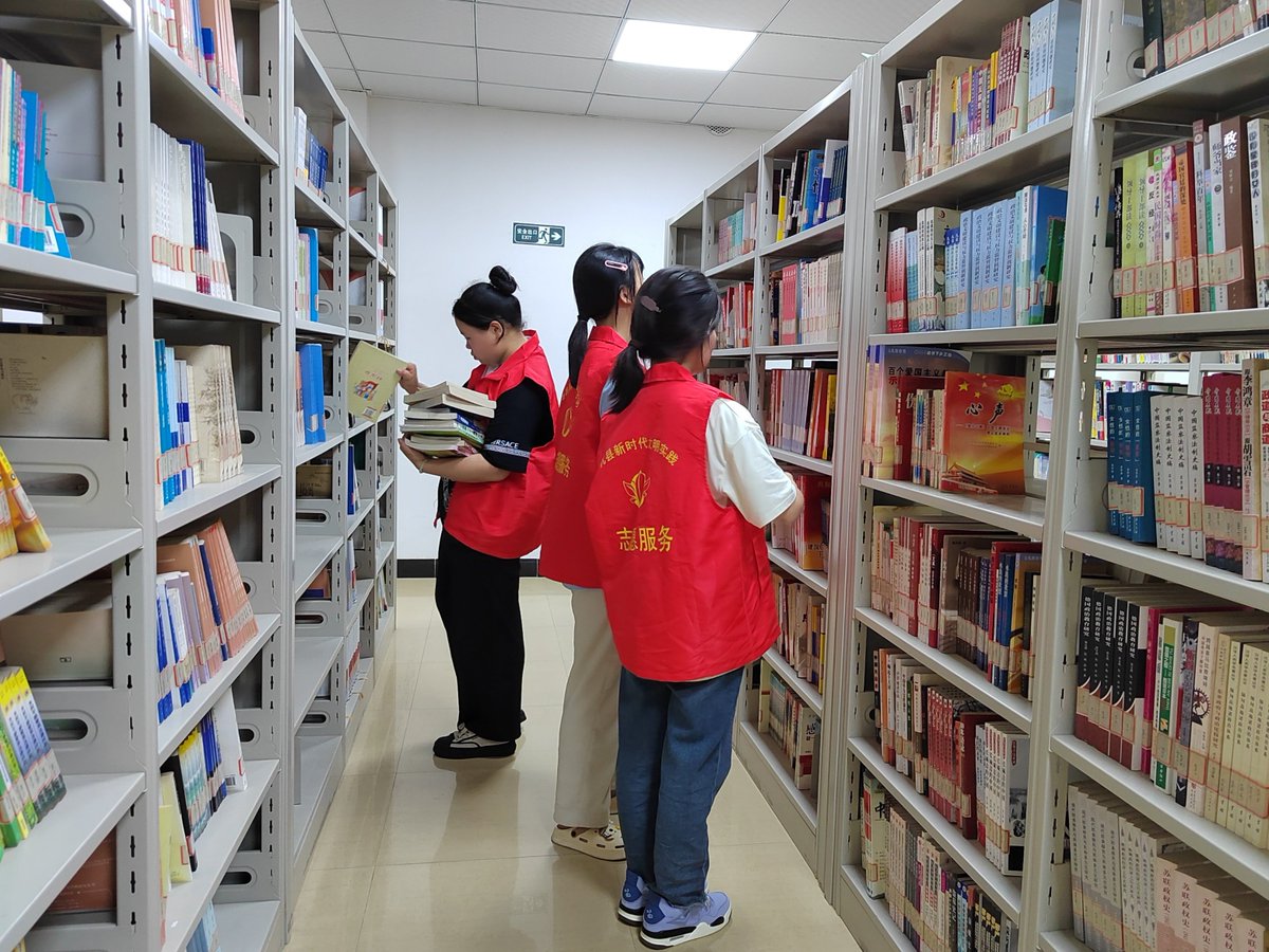 HangHuggetsofr's tweet photo. Just spent 3 hours helping sort donated books at the community library—love seeing these kids get excited to pick their own stories!  #VolunteerLife #GivingBack， https://t.co/Jap2NHQ25I