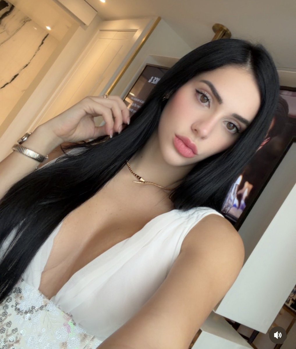 DonNeto78's tweet photo. @jorgegogdl @Neto_Prieto Yo tengo a otro enamorado de una venezolana que también le compra todo y la manda de viaje Katy deulofeot y Hernando Peniche https://t.co/sq8rGi3nHw
