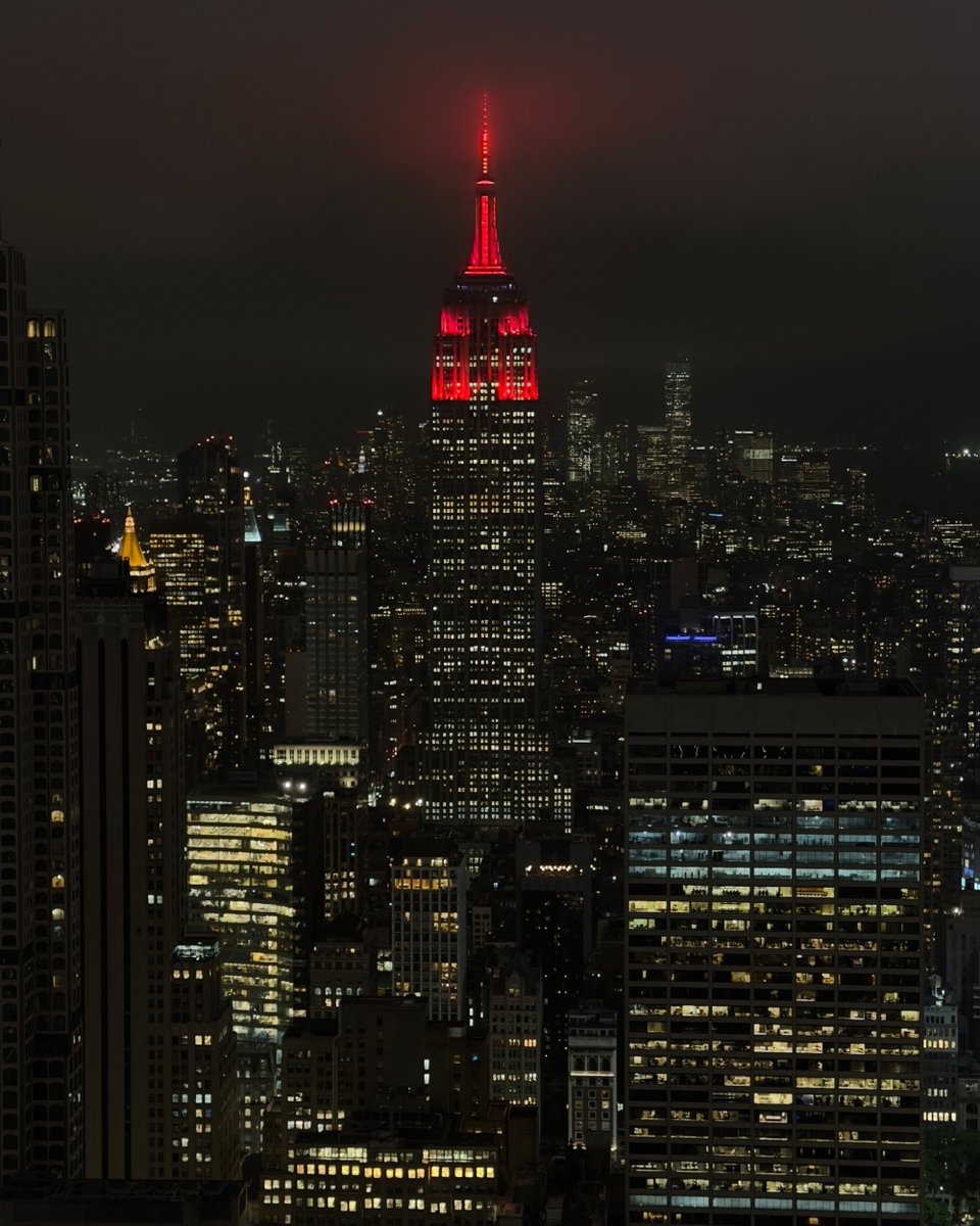 LFC's tweet photo. The @EmpireStateBldg is lit up for the Reds 🇺🇸