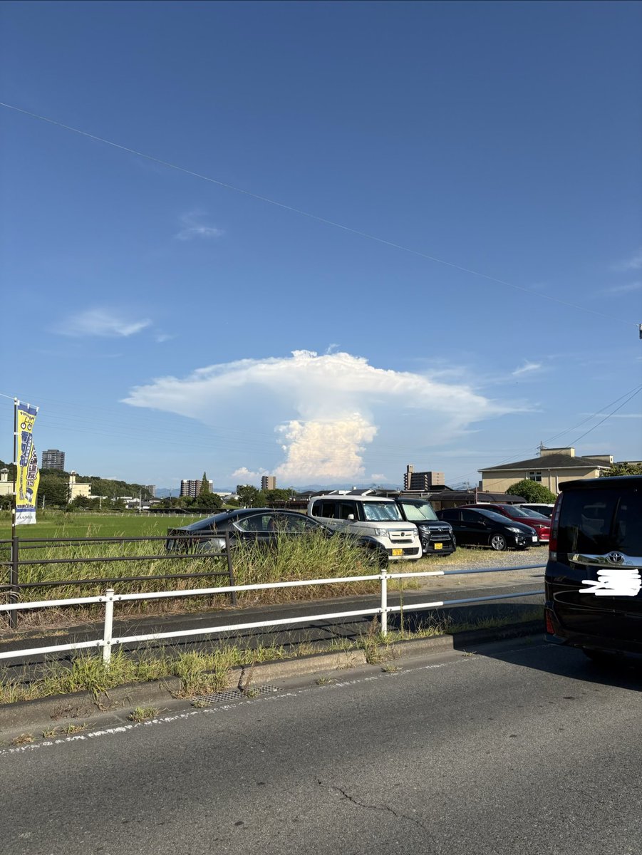 bugyoh's tweet photo. 差し当たり拾い画を貼りますが、あたくしは仕事中で見てなくて説明が下手でどんな形なのか全く解らなかったけど、奥方様が東日本大震災の直前に我が家から南の方に見た「何だろ、あの雲…気味悪い💦」と言った原爆のきのこ雲の様な…というのが熊本でも見られたコレとそっくりらしい。
#地震雲 https://t.co/1AlphsKo6k