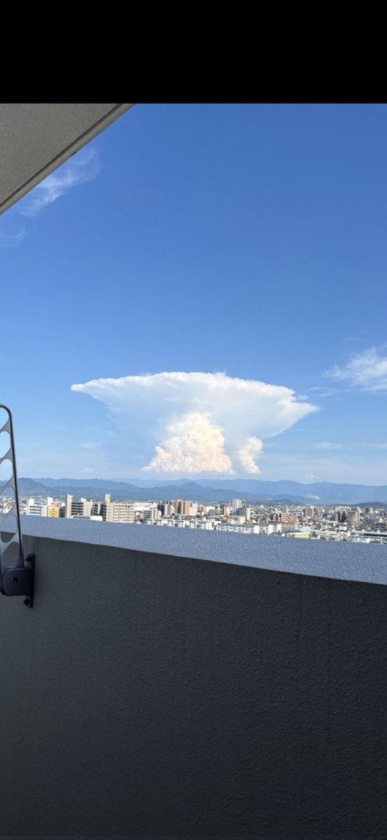bugyoh's tweet photo. 差し当たり拾い画を貼りますが、あたくしは仕事中で見てなくて説明が下手でどんな形なのか全く解らなかったけど、奥方様が東日本大震災の直前に我が家から南の方に見た「何だろ、あの雲…気味悪い💦」と言った原爆のきのこ雲の様な…というのが熊本でも見られたコレとそっくりらしい。
#地震雲 https://t.co/1AlphsKo6k