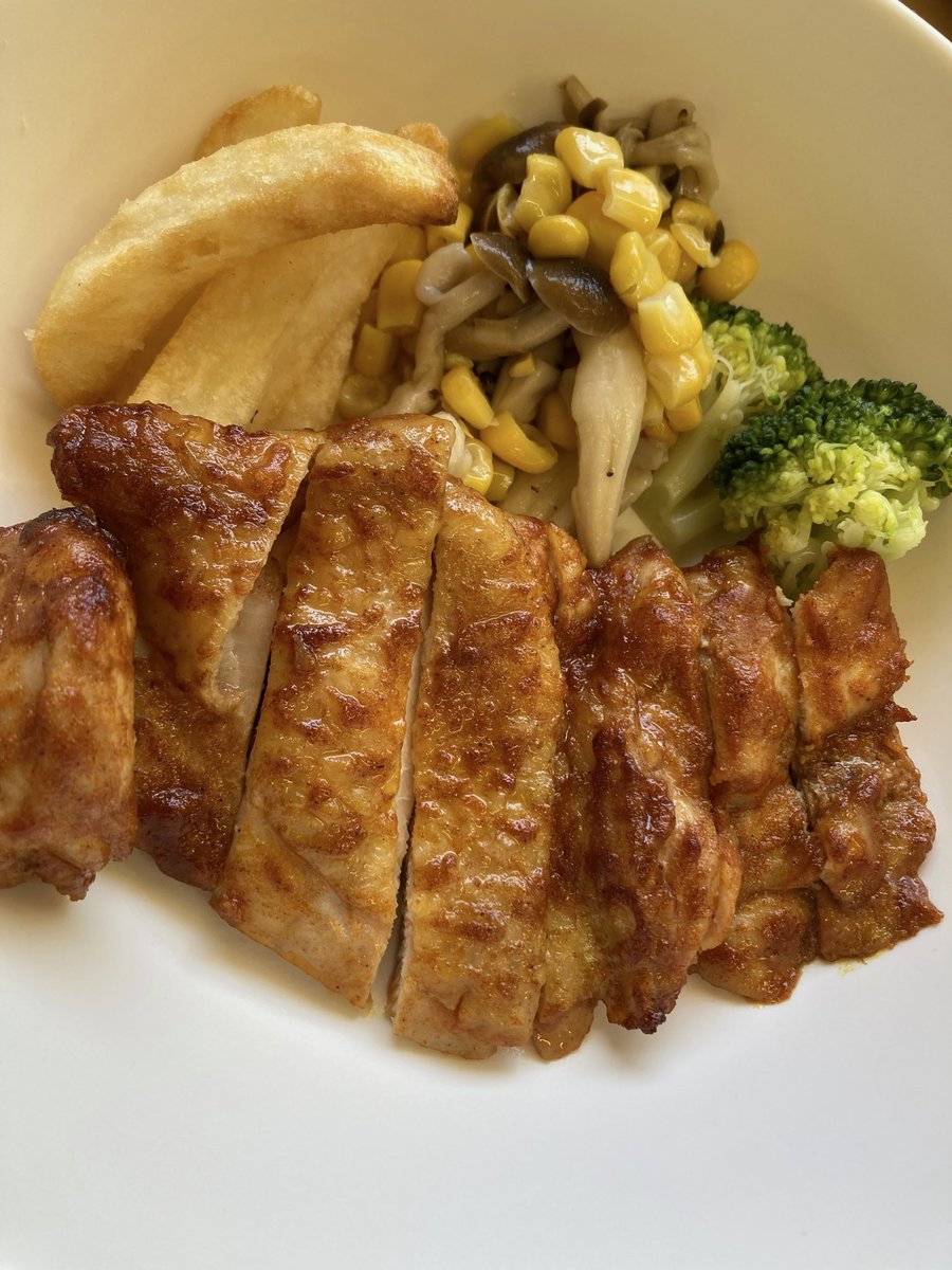 ranmanhanacafe's tweet photo. 今日のランチはタンドリーチキン🐓
スパイス香る本格タンドリーチキン✨外は香ばしく��はジューシー❗️食欲そそる一品をぜひご賞味ください☺️
ご来店お待ちしております🙇

#安房医療福祉専門学校南房総校 
#南房総市 #花カフェ #らんまん  
#学生食堂 #ランチ #コーヒー  
#スイーツ #テイクアウト https://t.co/uvJvwuOhP8