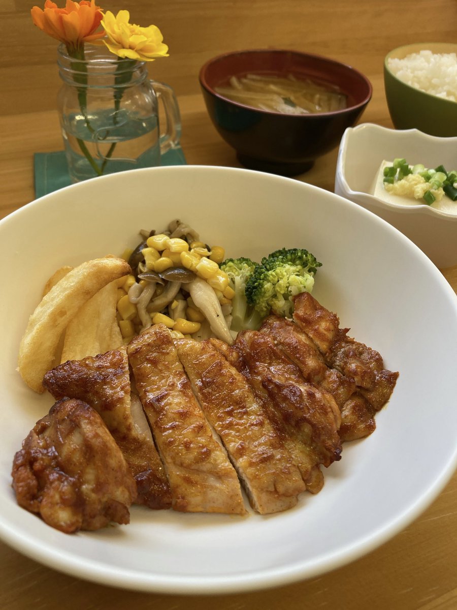 ranmanhanacafe's tweet photo. 今日のランチはタンドリーチキン🐓
スパイス香る本格タンドリーチキン✨外は香ばしく��はジューシー❗️食欲そそる一品をぜひご賞味ください☺️
ご来店お待ちしております🙇

#安房医療福祉専門学校南房総校 
#南房総市 #花カフェ #らんまん  
#学生食堂 #ランチ #コーヒー  
#スイーツ #テイクアウト https://t.co/uvJvwuOhP8