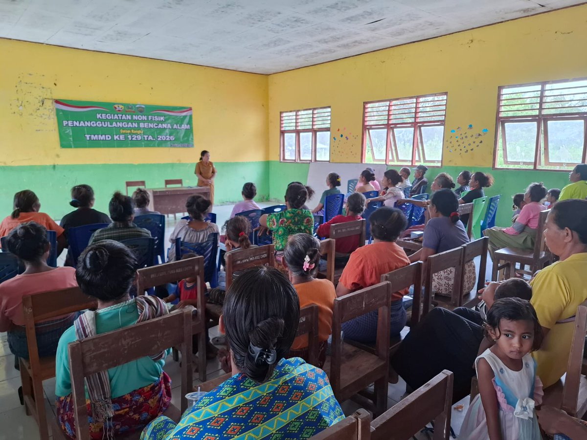 1605Kodim's tweet photo. Satgas TMMD ke-129 Kodim 1605/Belu bekerja sama dengan Dinas Badan Penanggulangan Bencana Daerah (BPBD) Kabupaten Malaka memberikan sosialisasi dan penyuluhan Penanggulangan Bencana Alam kepada masyarakat Desa Naas dan Desa Maktihan, Kecamatan Malaka Barat, Kabupaten Malaka. https://t.co/JuPwawGEzY