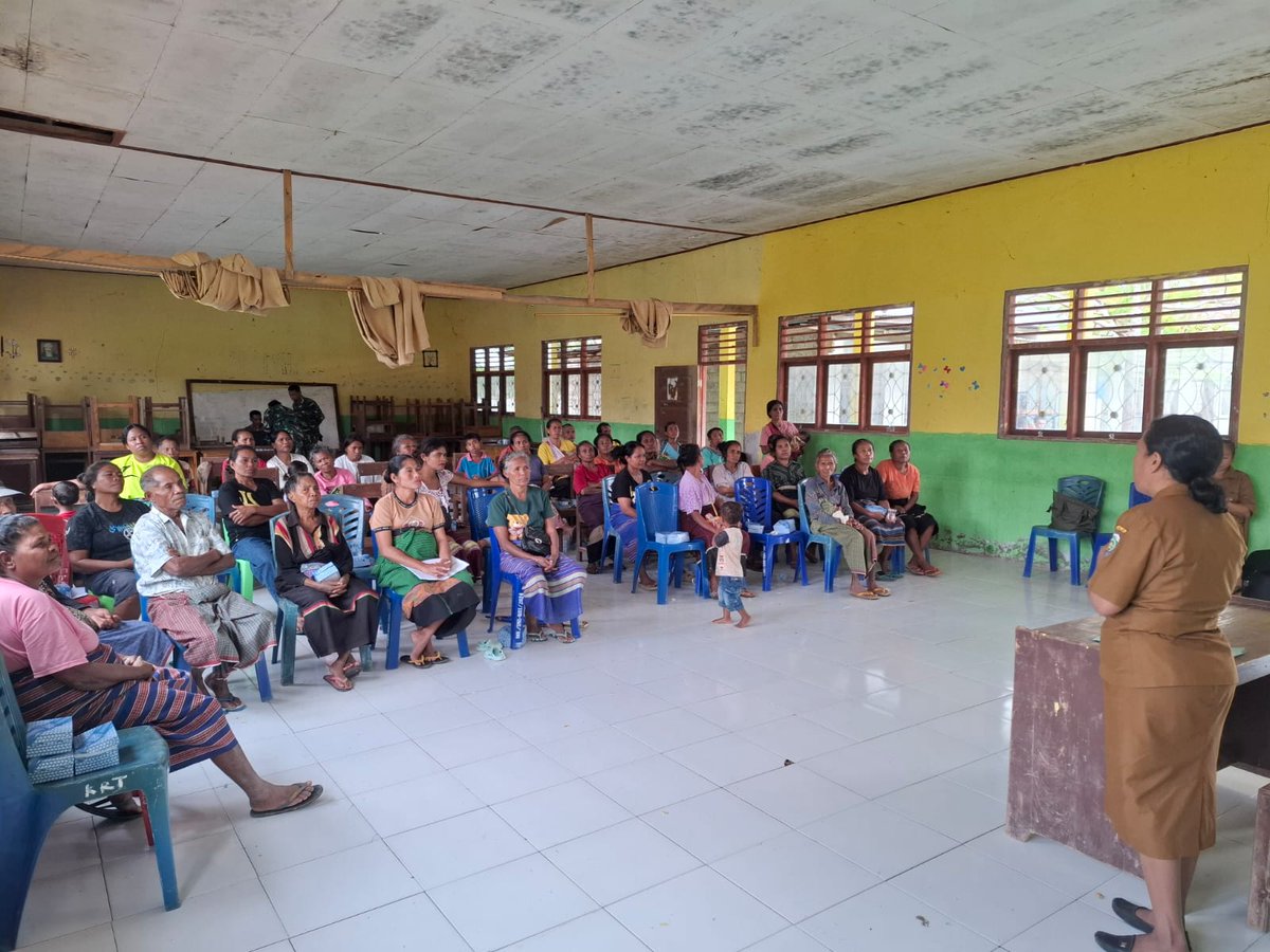 1605Kodim's tweet photo. Satgas TMMD ke-129 Kodim 1605/Belu bekerja sama dengan Dinas Badan Penanggulangan Bencana Daerah (BPBD) Kabupaten Malaka memberikan sosialisasi dan penyuluhan Penanggulangan Bencana Alam kepada masyarakat Desa Naas dan Desa Maktihan, Kecamatan Malaka Barat, Kabupaten Malaka. https://t.co/JuPwawGEzY