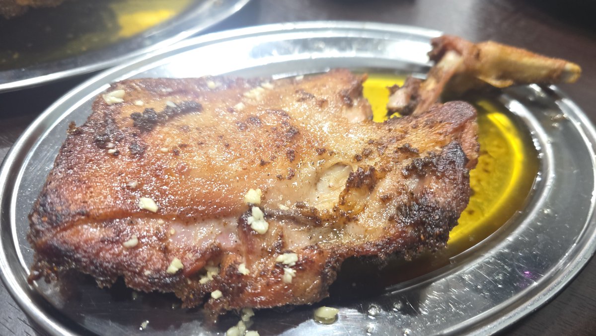 ore825's tweet photo. おいおいおい香川の骨付き鳥うますぎんだろなんだよこれ
鶏自体もうめえけどあふれでる鶏油におにぎりつけて食ったら飛ぶ
これ食うためだけにもう一度香川来たい https://t.co/BFkPFNoMwo