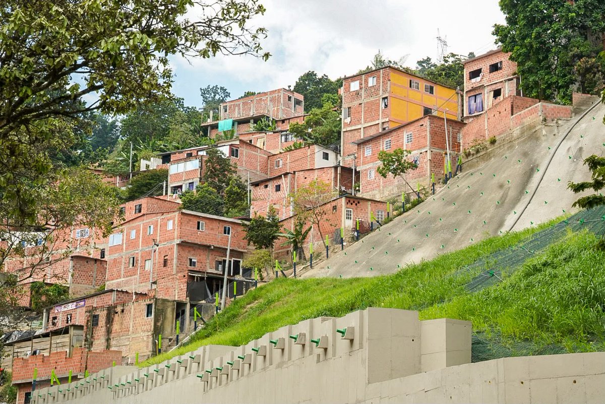 RevistaElPanor1's tweet photo. #Región📰Inversión histórica: $16Mil Millones. La obra de estabilización de #Asomiflor protege la vida, tranquilidad y patrimonio de 780 familias de #Floridablanca que convivían en riesgo. Hoy, fue entregada por la @GobdeSantander @GralJuvenalDiaz a través de la @OGRDSantander. https://t.co/0sJuxmEQQr