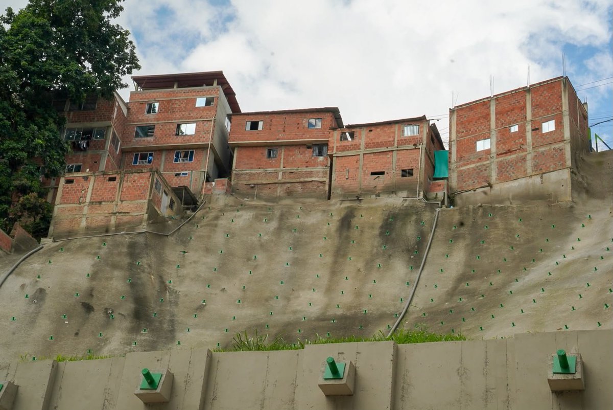 RevistaElPanor1's tweet photo. #Región📰Inversión histórica: $16Mil Millones. La obra de estabilización de #Asomiflor protege la vida, tranquilidad y patrimonio de 780 familias de #Floridablanca que convivían en riesgo. Hoy, fue entregada por la @GobdeSantander @GralJuvenalDiaz a través de la @OGRDSantander. https://t.co/0sJuxmEQQr