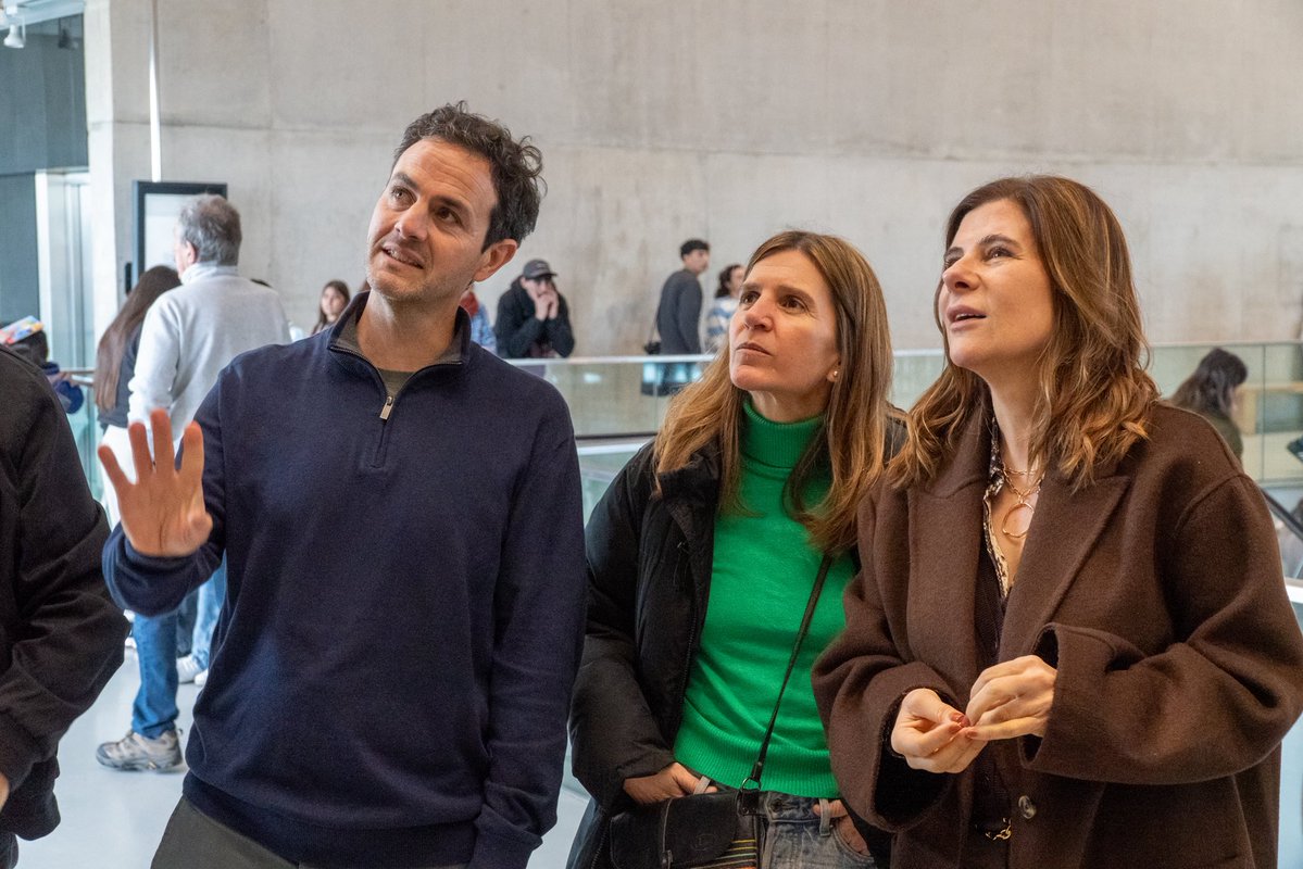 fsaintout's tweet photo. Recorrimos "¿Qué hay detrás de una pelota?”,  de Marina Olmi, en el @MARMuseo. Una muestra que nos propone vincular uno de los símbolos más fuertes de la cultura popular con la historia y los sueños colectivos.  
Con provocación y coraje, el arte de Marina siempre nos obliga a imaginar otros mundos posibles