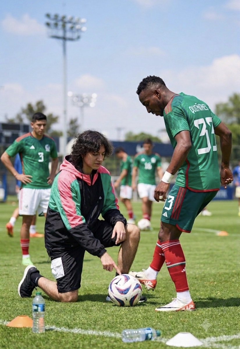 Rapder5's tweet photo. Sabían que @Saturno_aka fue la persona encargada de darle lecciones a Julián Quiñones para que fuera tan sobresaliente en este mundial?

Por eso VOTA X SATURNO en el siguiente link 
https://t.co/pXoiOBE7Zu https://t.co/KPUiH8Ifa6