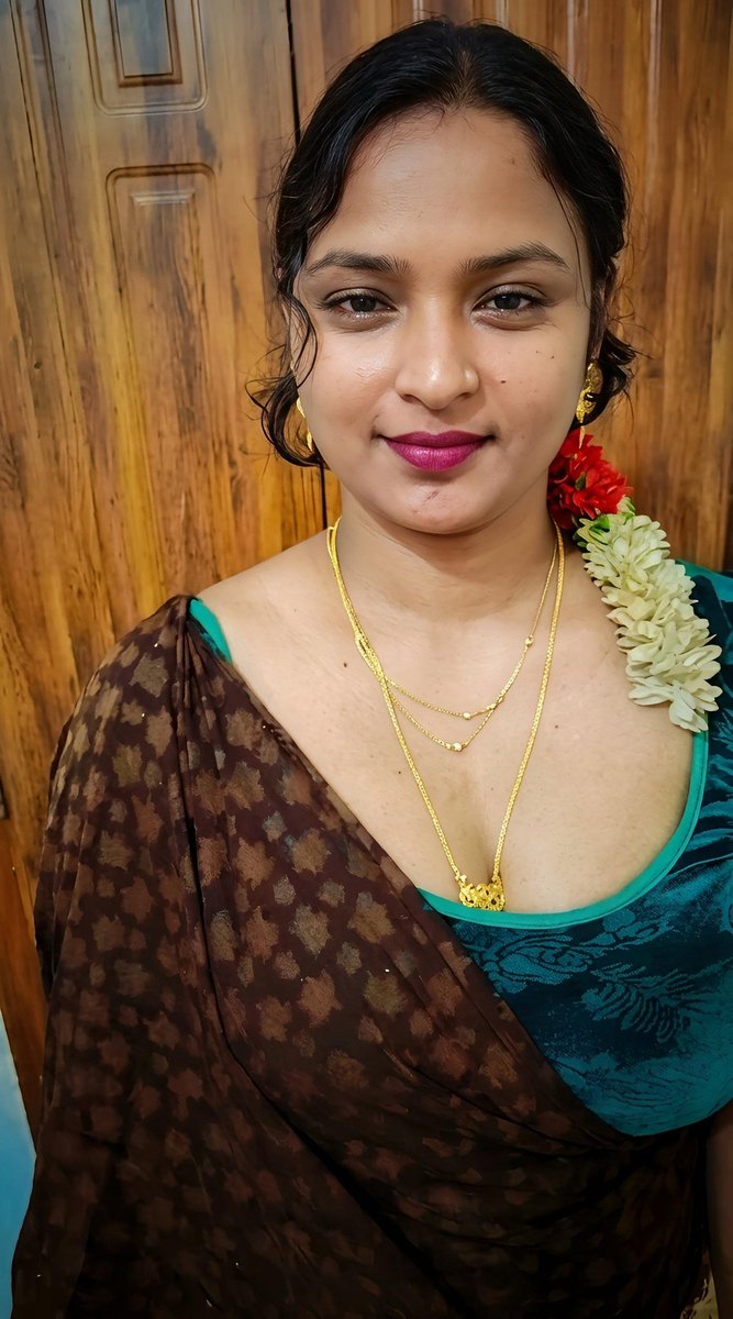 Rammiyaaa's tweet photo. Frd-neenga car le irunga na sapadu vangitu varen

Me-sari machan

Frd wife-Dei kaiya👋adu da avan vanthura poran

Me-Ah enadi mola🍒epdi thoungudhu oru pulla paetha odanae valanthuruma

Frd wife-En pullaiya vida nedha da athigama paal soraka🥛soraka en kamba sappi paal🍼kudikura https://t.co/ZtOOF49hrF