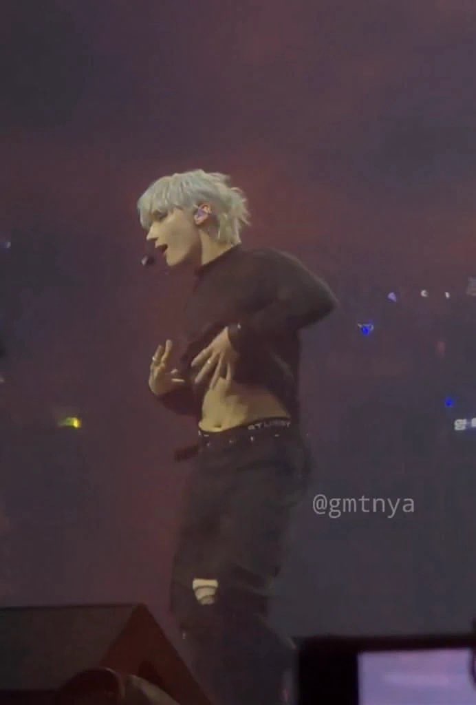 hueberrypie's tweet photo. i miss kais soft tummy every day of my life huening kai please ….. huetummy ….. come back to me ….. https://t.co/QWMh5NwiUI
