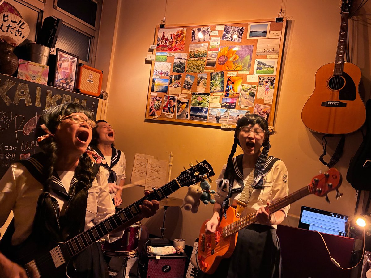 uj_com's tweet photo. 先日の快感３（スリー）のライブ（ライブというより音楽劇）、コミコ及びケンコ、ユウコ燃え尽きました。拙い演奏と演技で恐縮でしたが、ご観覧の皆様には楽しんでいただけたようでホッとしています。アメリカからの編入生本多くん登場シーンも大いに盛り上がりました。 https://t.co/pKFCShiigg