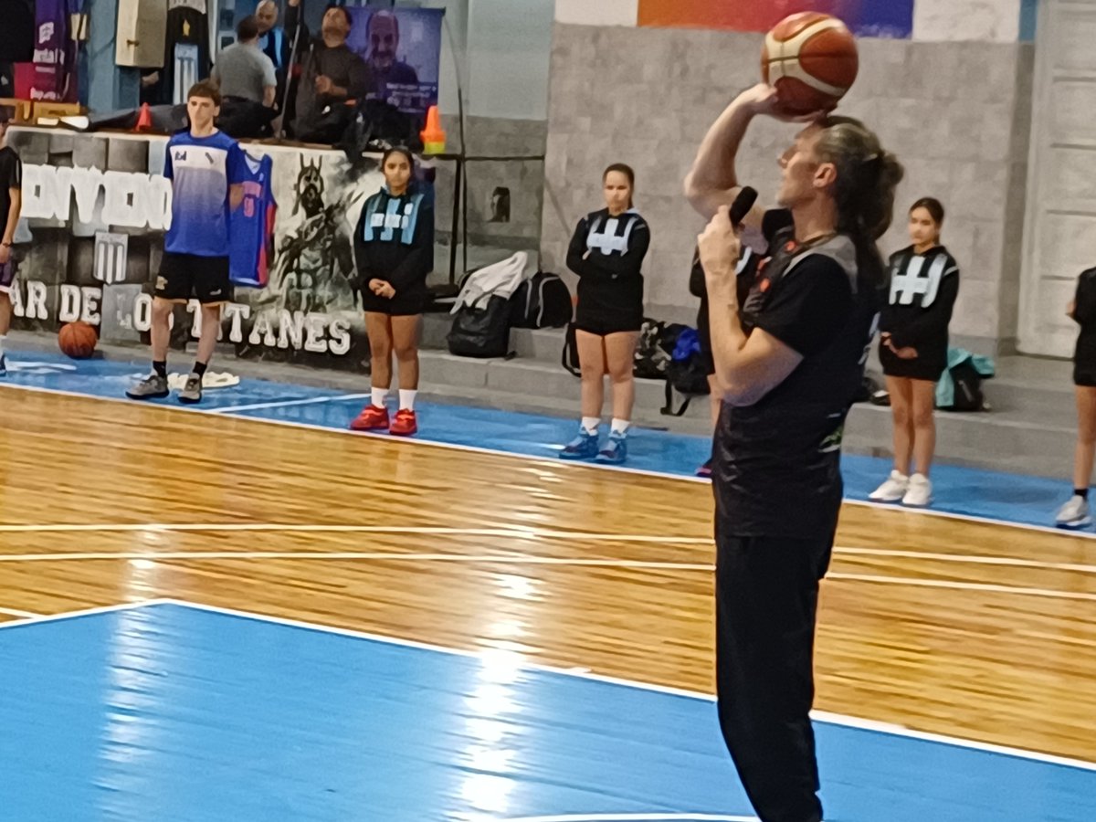gabyzonan's tweet photo. #SanCristóbal Campus Formativo en #RacingLTC con la presencia del medallista Olímpico #WalterHerrmann #GeneraciónDorada 
Felicitaciones para todos los que lo hicieron posible!
@felipemichlig @mogonzalez67 @SantaFeDeporte https://t.co/wLvtTKu6Pk