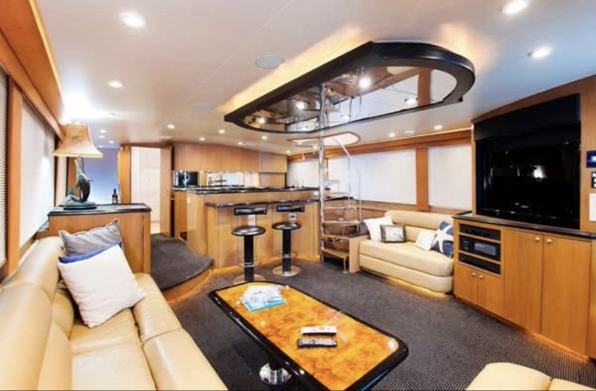 muffgangV2's tweet photo. This things completely remodeled and repowered for 599. 78 foot https://t.co/yMBxasoXe7