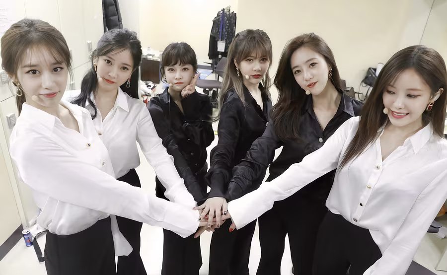 phucthuy88's tweet photo. Happy 17th Anniversary to T-ARA 
V-QUEEN'S 💛👑
290709 - 290726

#17YearsWithT_ARA
#티아라 #TARA https://t.co/62A5b5XmAJ