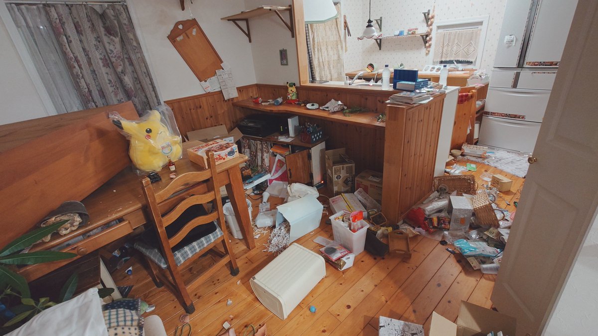 kuryu100's tweet photo. 今現状の我が家です、震災の被害を受けてます
震源地から近いためかネットがほぼ繋がらず、場所を離れてからではないと使えない状態です
家は大丈夫ですが中はこの有様で、電気は使えますが断水状態中です
とりあえず生きてますのでよろしくお願いします https://t.co/D8Z7pn7LGd