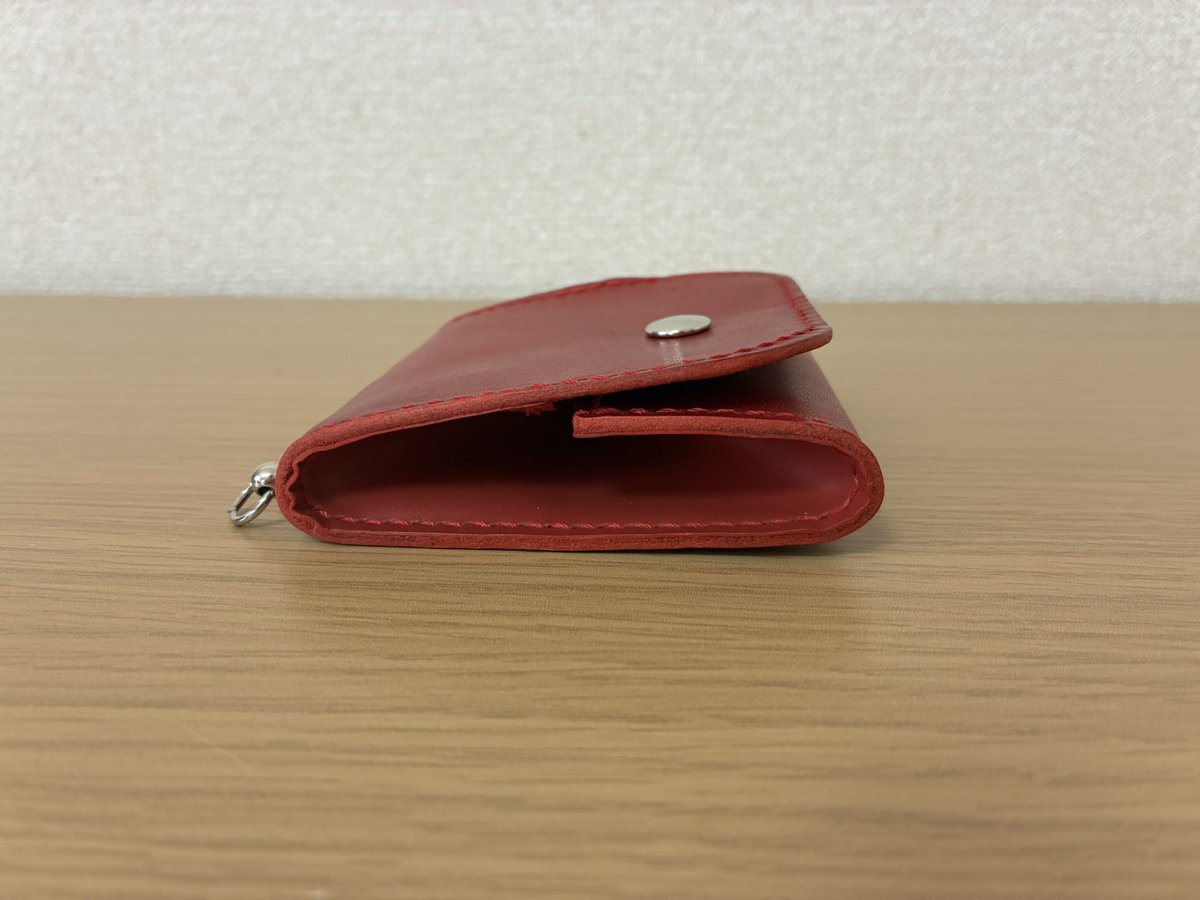 yuu_code_red's tweet photo. コインケースを出品しました。
ご覧いただけると嬉しいです。

コインケースとパスケースがこれ1つに！
目の覚めるような鮮やかで美しい赤色が目を引く、本革製の多機能ケースです。
上質なレザーを使用し、一点一点丁寧に手縫いで仕上げました。 https://t.co/ZACaYpxPva