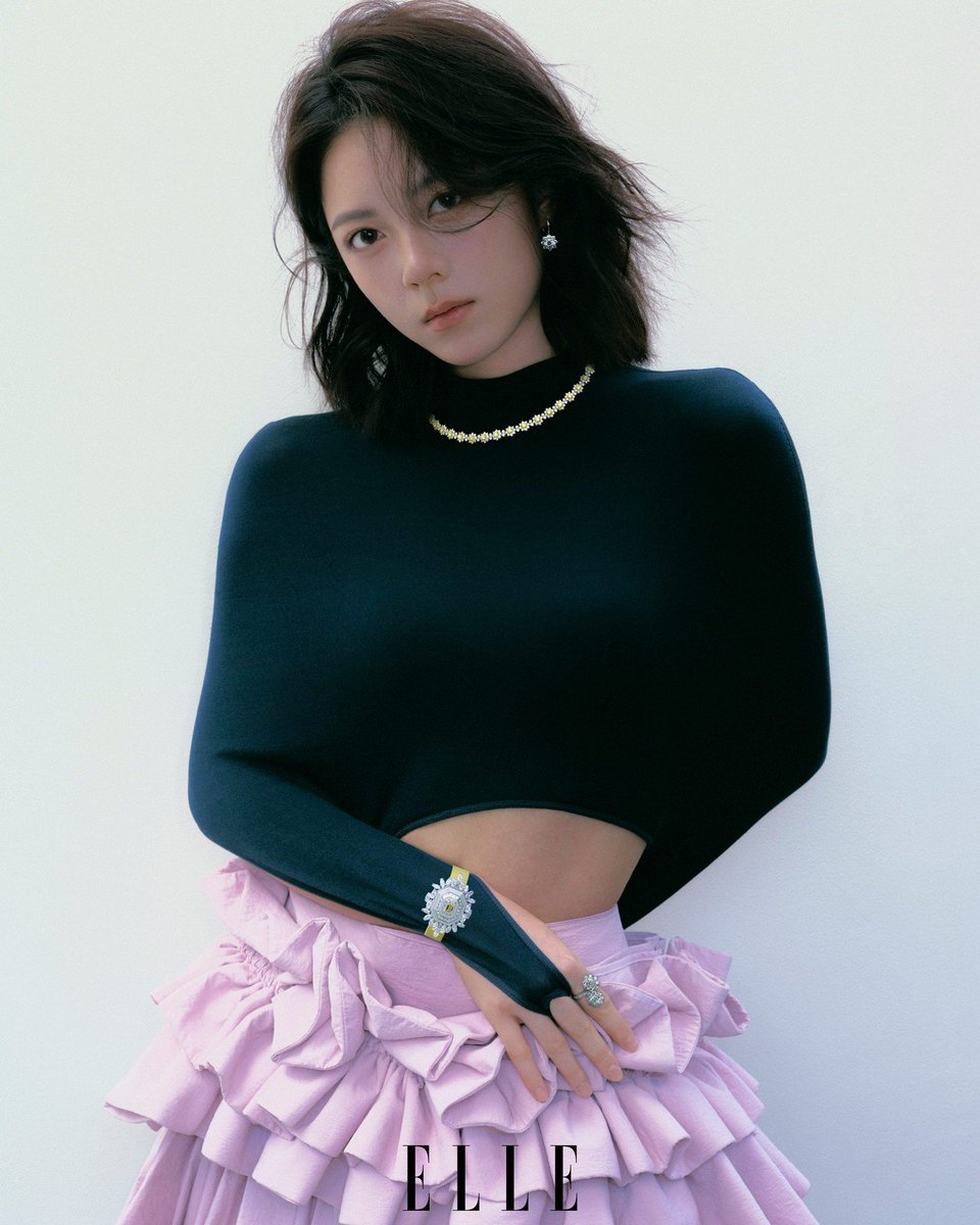 randmpersonjk's tweet photo. 2026.07.28
Harry Winston | Instagram

Zhao Jinmai is captivating in Harry Winston jewels, featured in Elle China.

She wears a necklace, earrings, and ring from the Sunflower Collection, paired with an Ultimate Emerald signature timepiece

#ZhaoJinmai 🌾 #赵今麦 https://t.co/udOlYVwMyY