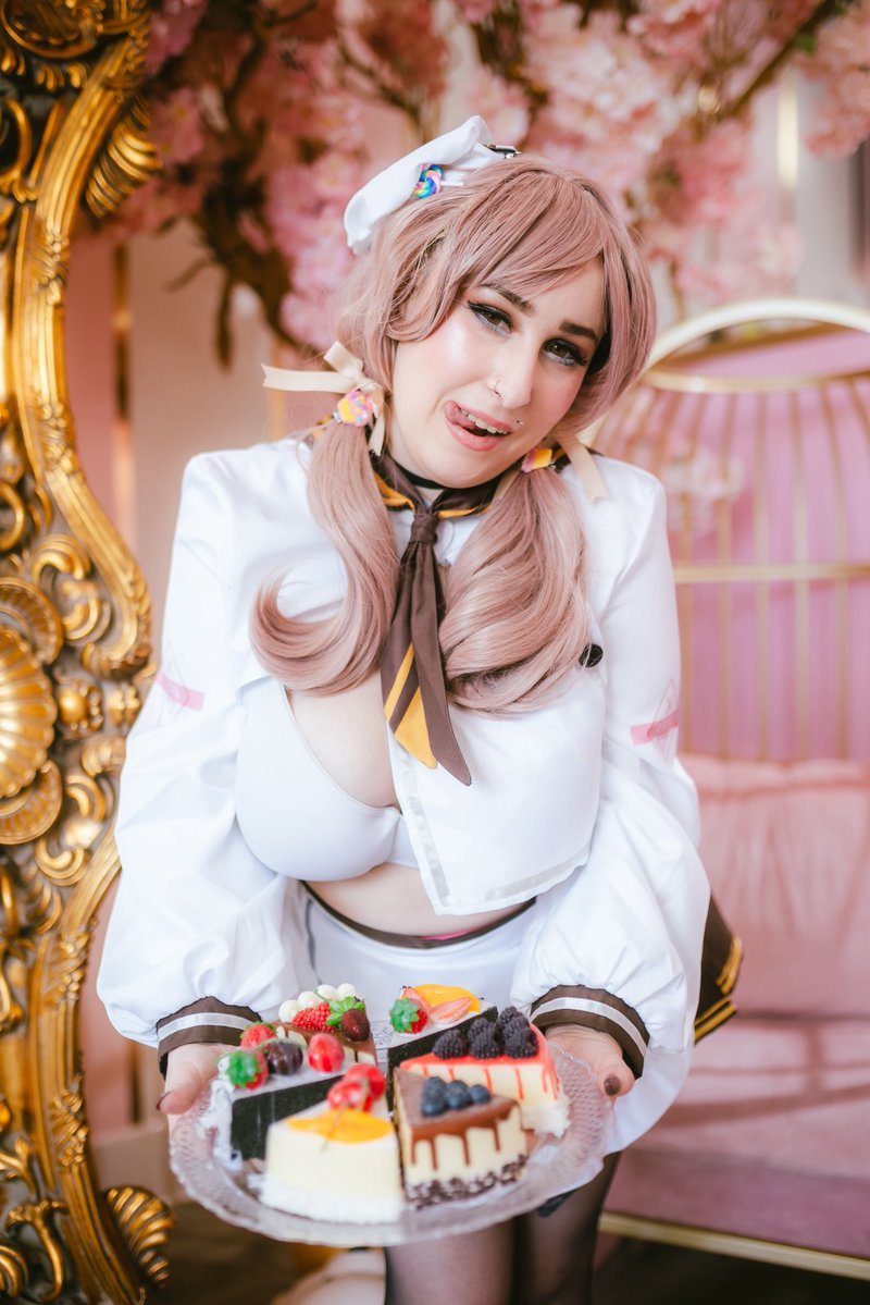 Ariagakill's tweet photo. ʙᴏɴɴᴇ ʙᴏᴜᴄʜᴇ, ʏᴏᴜ ʟᴏᴏᴋ ᴀꜱ ꜱᴄʀᴜᴍᴘᴛɪᴏᴜꜱ ᴀꜱ ᴇᴠᴇʀ. ᴍᴀʏ ɪ ʜᴀᴠᴇ ᴀ ʙɪᴛᴇ ʟᴀᴛᴇʀ?😋🍰

#nikke #bready #nikkecosplay #breadycosplay #cosplay https://t.co/h0HAxOPzz9