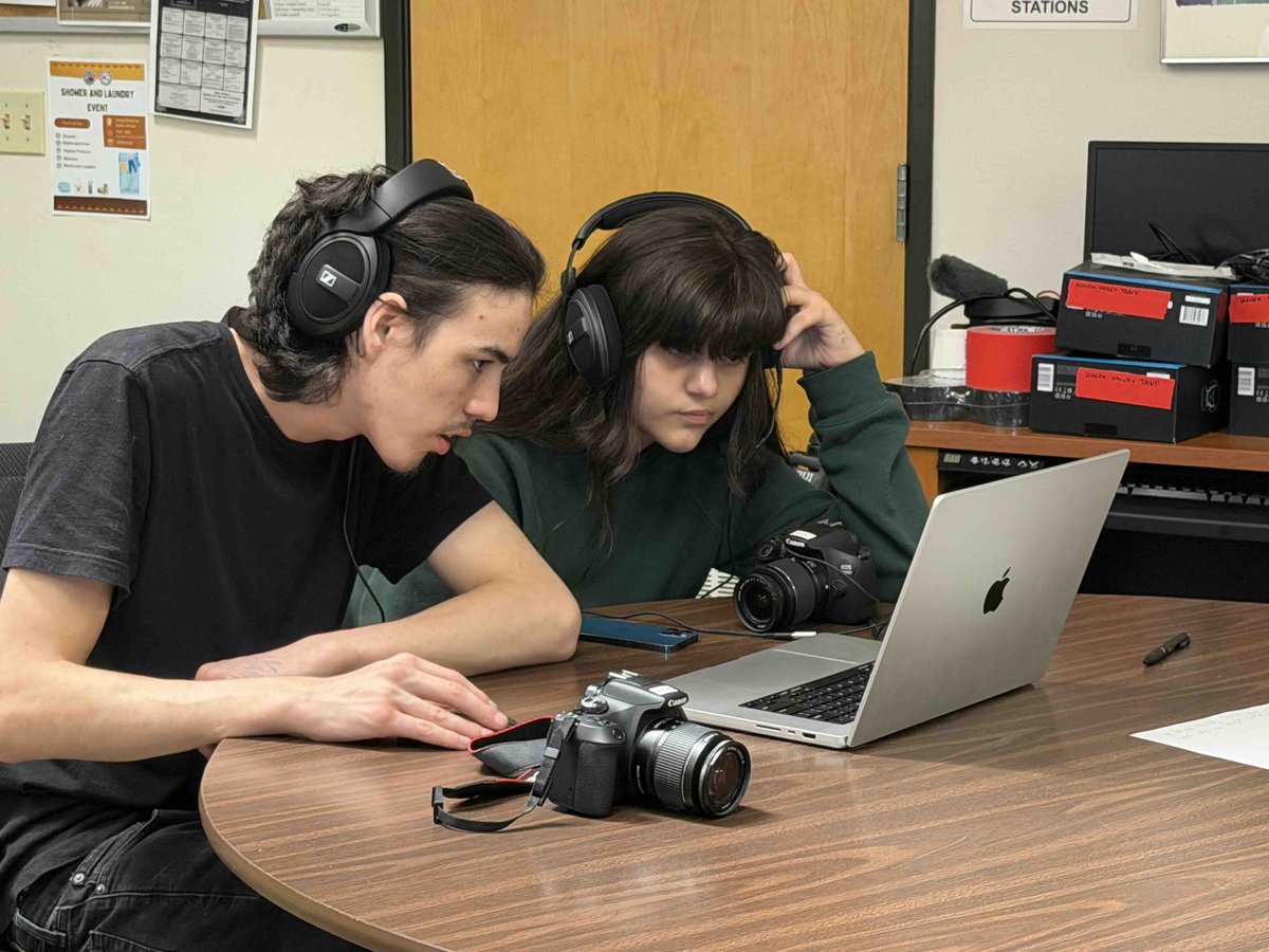 LASKINSFEST's tweet photo. Native Youth Film Workshop at Hoopa Day 2 was filled with creativity, collaboration &amp; storytelling!
Native youth expanded their filmmaking experience by working on two new original film projects while also beginning the editing process
#nativeyouthfilmworkshop #hoopareservation https://t.co/G5dLCLNph3
