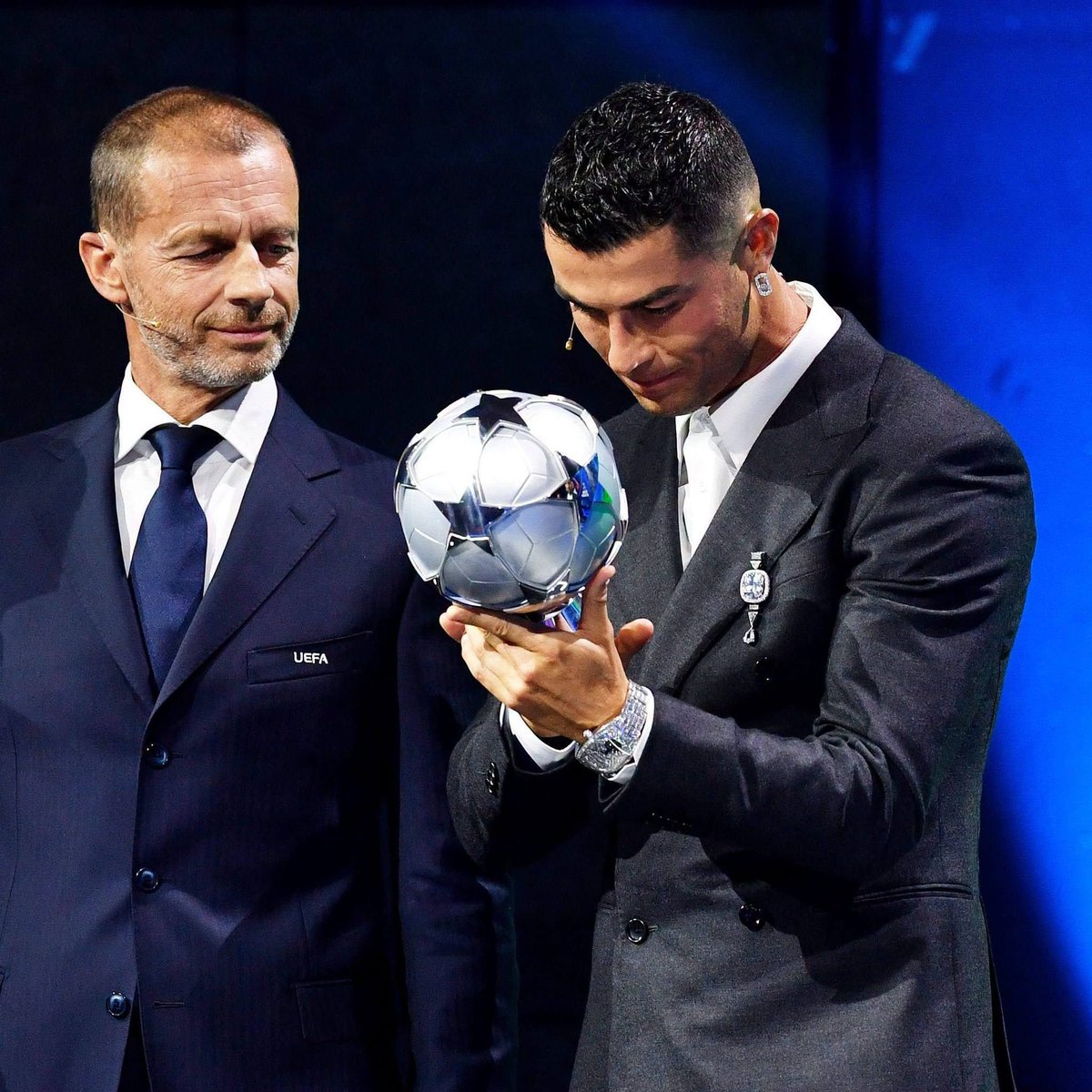 BlueboyCR7's tweet photo. La UEFA reconoció y le entregó un trofeo especial a Cristiano Ronaldo, como el mejor jugador de la historia de la UEFA Champions League. 🐐 https://t.co/siIehK2soj