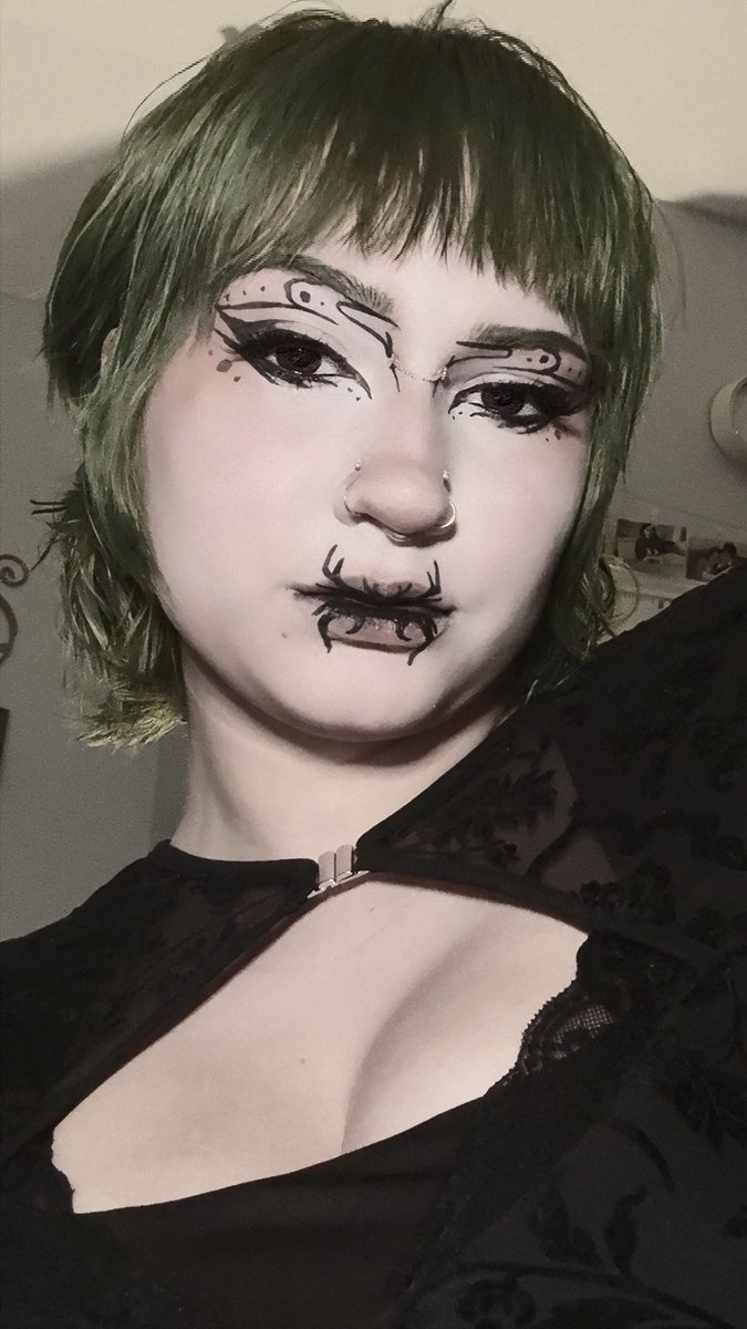 squiboink's tweet photo. clearing out my makeup look drafts https://t.co/b7S7CnooLg