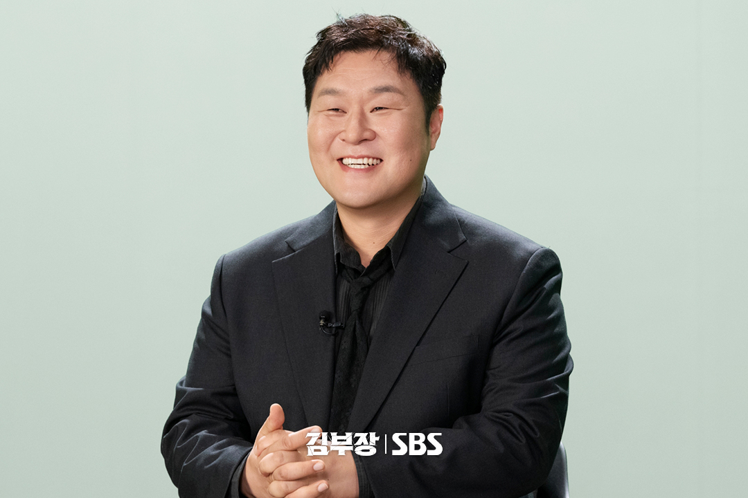 SBSNOW's tweet photo. 우리 김부장즈 본캐 미모 진짜 미쳐 부러쓰~ 부러쓰~ 

검은 수트, 태권도복, 군복 벗고 등장한 3총사
교복 벗고 한층 더 사랑스러워진 서수민🤎
그리고 이들을 가족으로 만들어준 아버지 이승영 감독님까지😎

지금까지 SBS 금토드라마 <김부장>을
사랑해 주셔서 감사합니다🖤

#SBS금토드라마 #김부장
#AgentKimReactivated
#소지섭 #최대훈 #윤경호