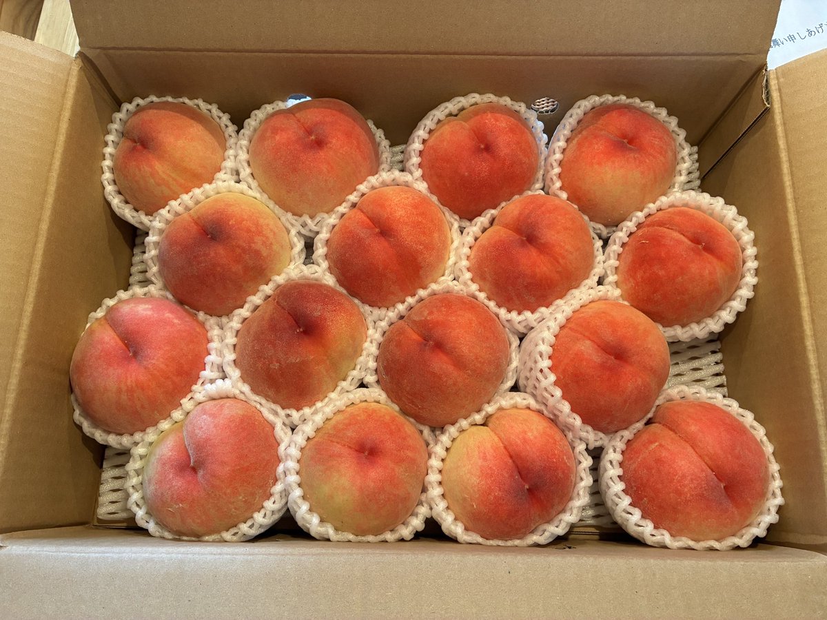 RikaF612's tweet photo. 福島の実家から桃が届きました。嬉しい。😀🍑 https://t.co/LzrMuOEX5C