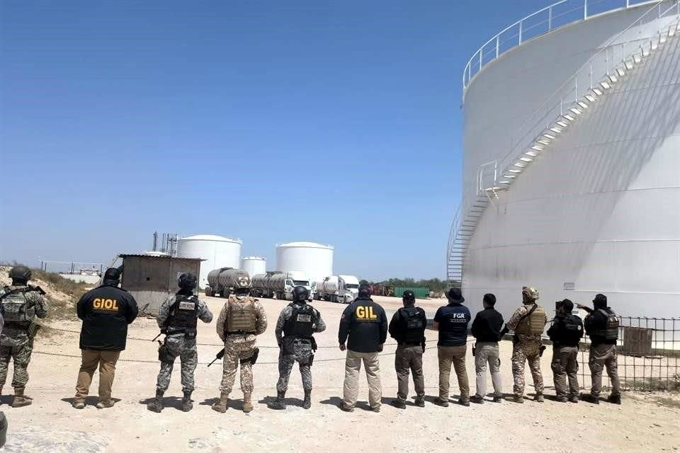 J_Fdz_Menendez's tweet photo. ⛽🚨 La refinería clandestina de Reynosa almacenaba casi 4 millones de litros de combustible ilegal. Un volumen equivalente a la carga de al menos 100 camiones cisterna de gran capacidad.
Pero nadie vio nada, nadie supo nada y no hay un solo detenido.
La historia hoy en #TodoPersonal