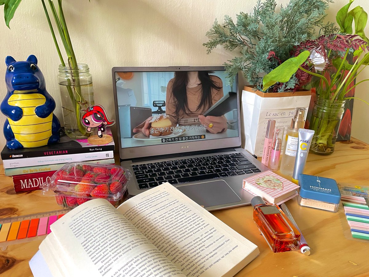 bielbiey's tweet photo. Imagine your life where you just read your favorite books and visit cute places °❀⋆.ೃ࿔*:･🌷 https://t.co/KDMIrt4q0b