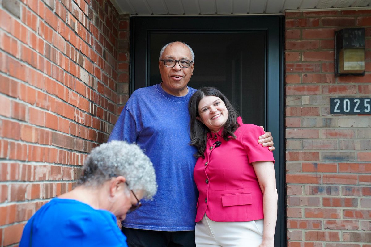 HaleyforMI's tweet photo. No better way to close the day than knocking doors &amp; talking to Dems in Detroit! Let's go win! https://t.co/TMzdDFoZm8