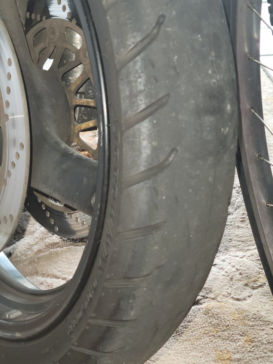 Hokkaidoinu1985's tweet photo. 親父のバイクのFタイヤが今回のツーリングで完全にセンターの溝無いなった

車種　GSX-400S KATANA
銘柄　ARROW MAX GT601 （120/70-17,150/70-17）
走行距離 70111-54544=15567km

標準より太いタイヤ履かせてるからリアはまだ寿命あるな
とりまフロントだけ交換して、来年の車検でリアも交換かな https://t.co/PY4uWqgPSo