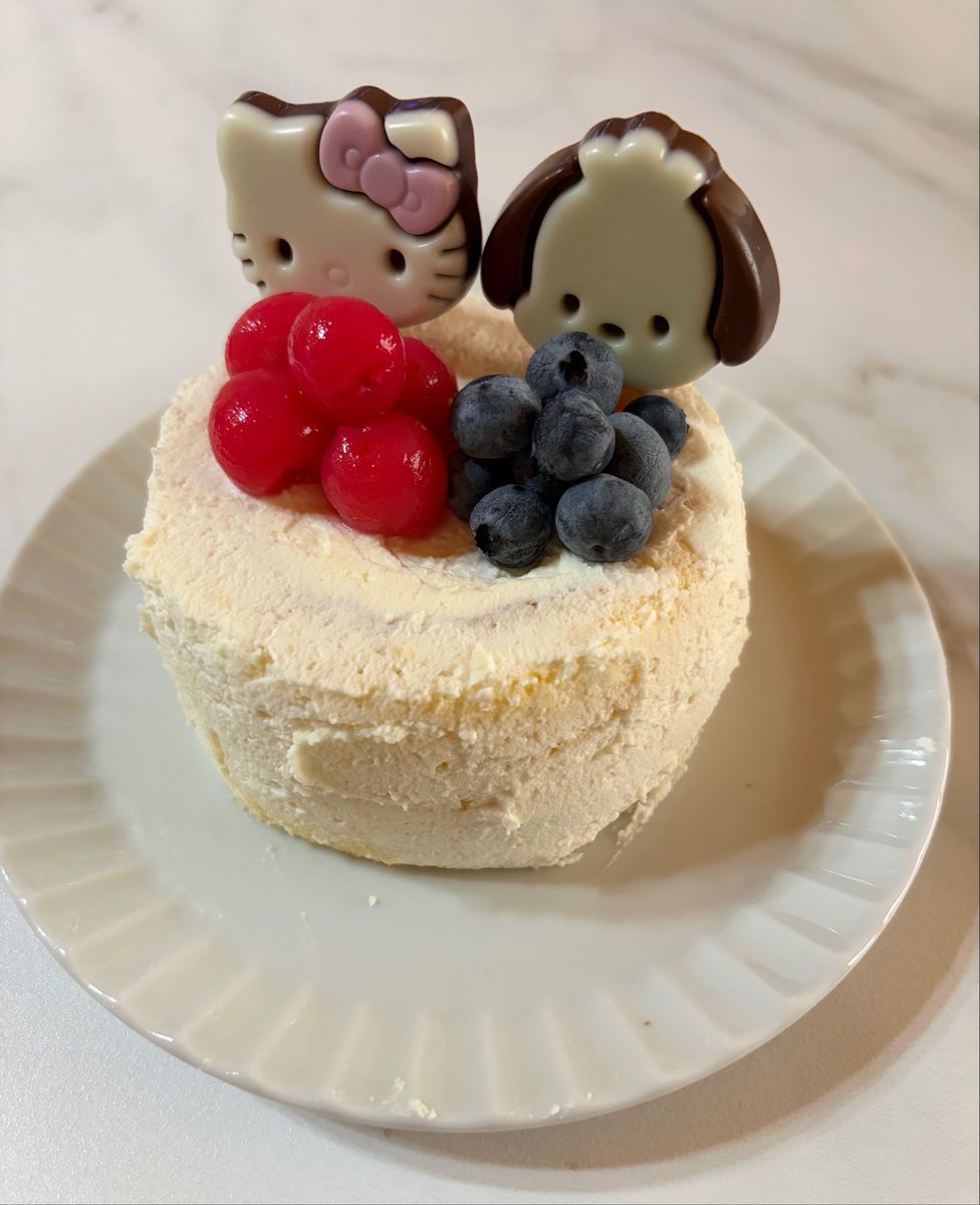raichi2951's tweet photo. ローソンのプレミアムロールケーキを使って性別サプライズケーキ🎂❣️
10分で作れて、サイズも手のひらサイズだから食べやすい！🤣

夫はこのサプライズをとても楽しみにしているから夫の反応が楽しみ🥰
中からいちごジャムとさくらんぼが出てきます🤫
#初マタさんと繋がりたい
#性別発表 https://t.co/Ox0SXwX2K3