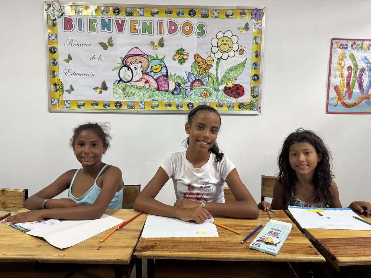 CGRVenezuela's tweet photo. #CGR | En el campamento transitorio U.E.N. Pedro Fontes, brigadistas voluntarios de la CGR, en conjunto con docentes de esta institución educativa, desarrollan amorosamente dinámicas lúdicas será las familias atendidas.

1/4 https://t.co/cJ3HS5b3vI