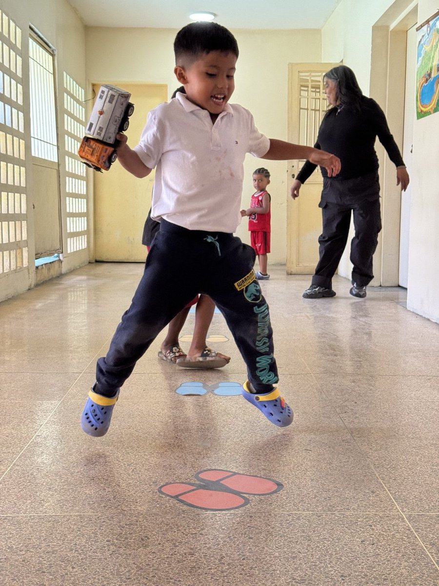 CGRVenezuela's tweet photo. Así se desarrolla el cronograma diseñado para garantizar la asistencia a las familias provenientes de La Guaira, con el aporte fraterno de los ministerios de Educación, de Alimentación y del #INCES

Sumados a la orientación de la jefa de Estado y de Gobierno Delcy Rodríguez

4/4 https://t.co/iDP1oM39V7