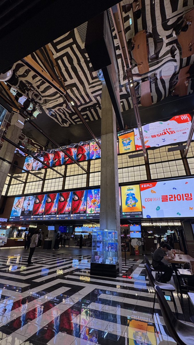 X_Hwani's tweet photo. 왕십리 CGV
스파이디 보러 왔슴다

#스파이더맨 #SpiderMan https://t.co/R25G6iB4yd